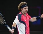 Фото: Рублёв улыбался во время рукопожатия у сетки после раннего вылета с Australian Open