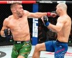 Реванша не получилось. Дю Плесси избил Стрикленда и сохранил пояс UFC